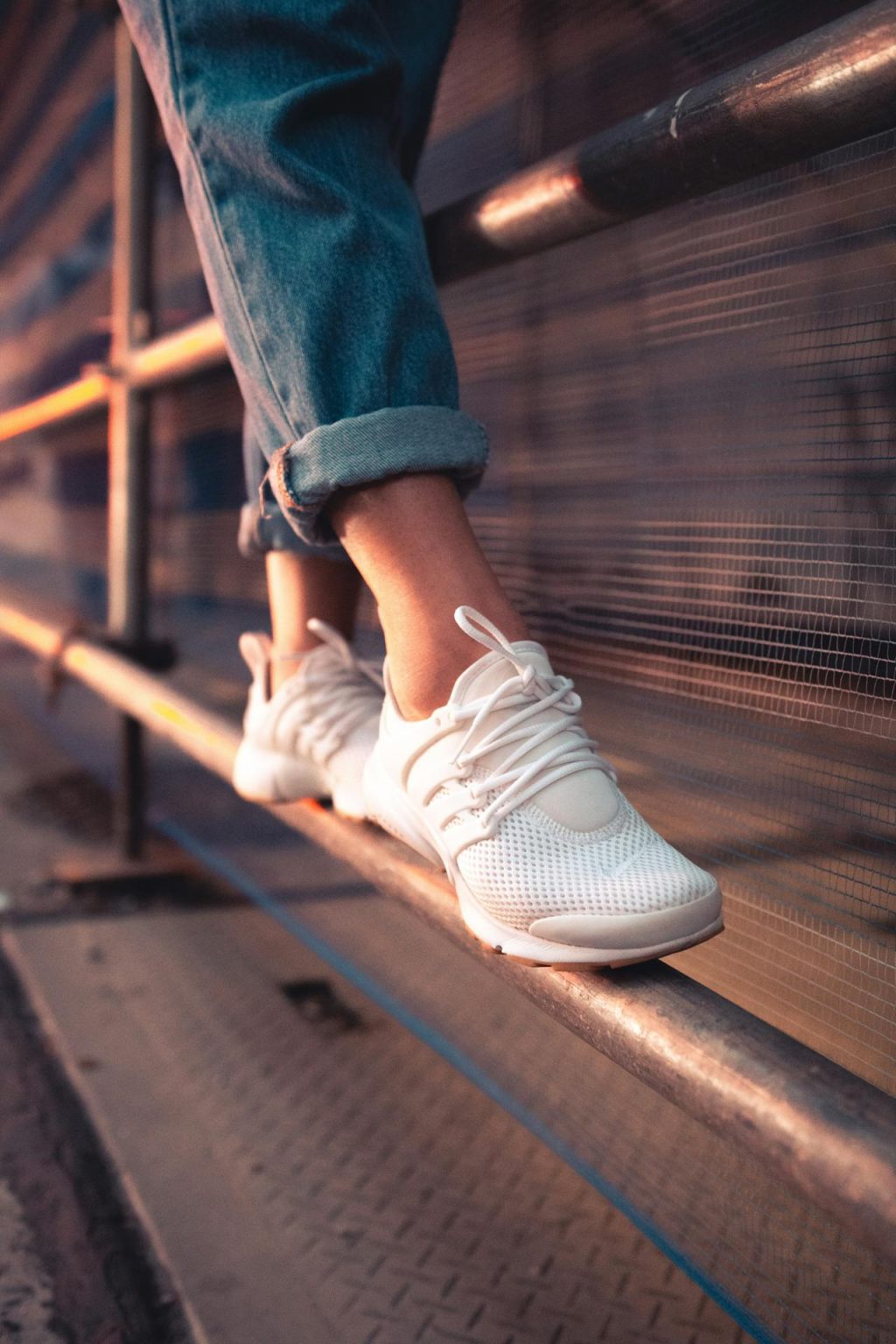 Can black shoes be paired with brown pants?